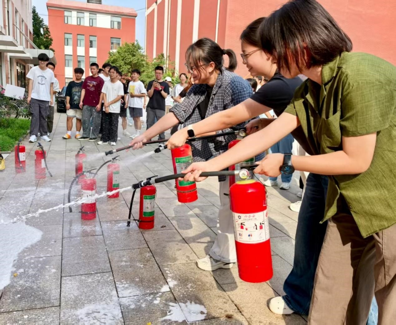消防知识付实践，安全防线系心间 ——外国语学院开展2025级本科生消防演练活动