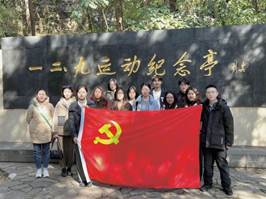 追寻红色足迹，传承革命精神—中国政法大学外国语学院研究生第一党支部赴一二·九运动纪念亭开展主题党日活动