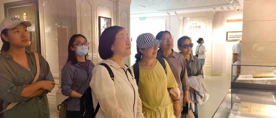 一群人站在室内描述已自动生成