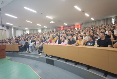 外国语学院召开2025级新生家长会